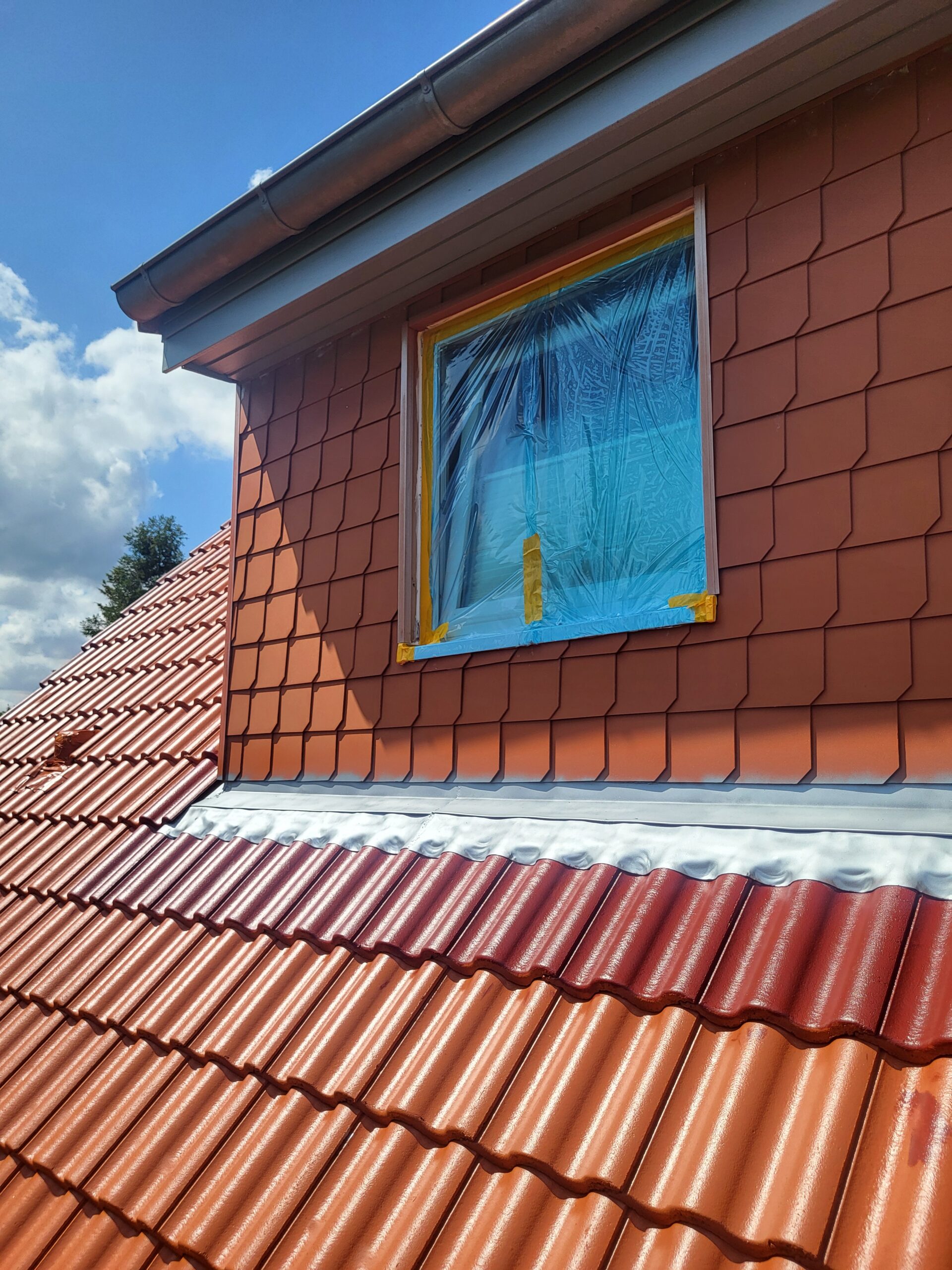 Vorbereitung einer Dachbeschichtung mit geschützten angrenzenden Bauteilen
